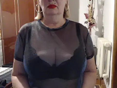 Snapshot of Secretfox chatting on 10-18-25, 04:36 Secretfox online show from 10-18-25, 04:36