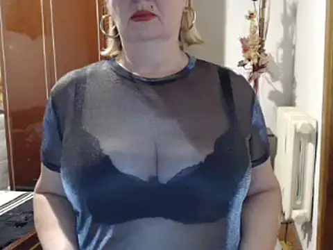 Snapshot of Secretfox chatting on 10-14-25, 04:35 Secretfox online show from 10-14-25, 04:35
