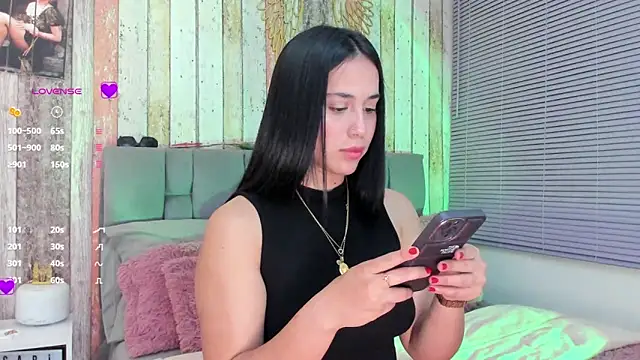 Snapshot of Gigi-bom chatting on 03-10-25, 01:23 Gigi-bom online show from 03-10-25, 01:23