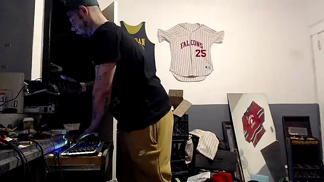 Snapshot of sledge901 chatting on 01-09-25, 04:19 sledge901 online show from 01-09-25, 04:19