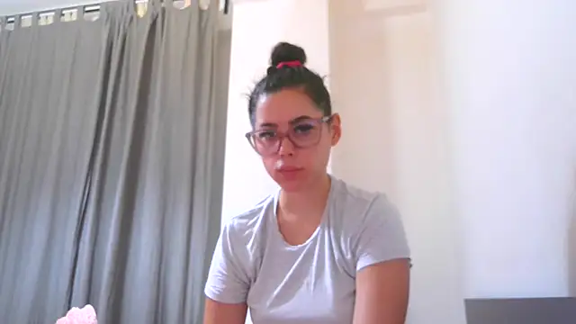 Snapshot of LovelyJulliette chatting on 10-18-25, 05:04 LovelyJulliette online show from 10-18-25, 05:04