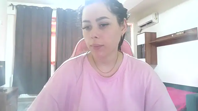 Snapshot of LovelyJulliette chatting on 06-17-26, 12:48 LovelyJulliette online show from 06-17-26, 12:48