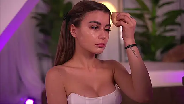 KaylaBray online show from 10-29-25, 04:33