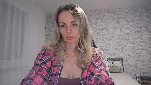 Snapshot of AlissonBia chatting on 10-09-25, 08:31 AlissonBia online show from 10-09-25, 08:31