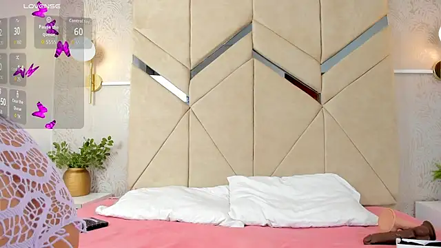 LiaVelez online show from 12-18-25, 01:48