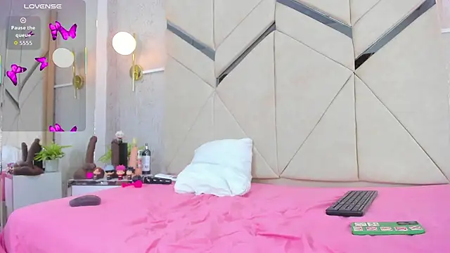 LiaVelez online show from 04-18-26, 02:08