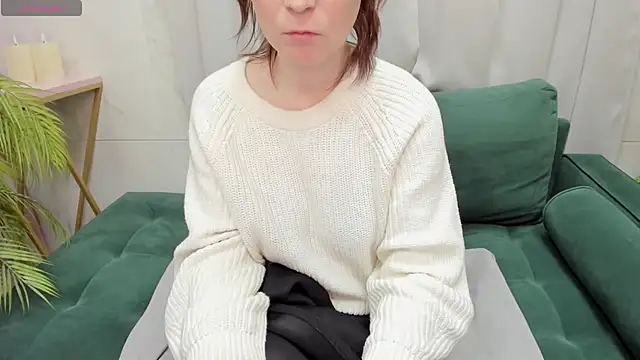 Snapshot of ZoeEast chatting on 02-19-25, 04:44 ZoeEast online show from 02-19-25, 04:44