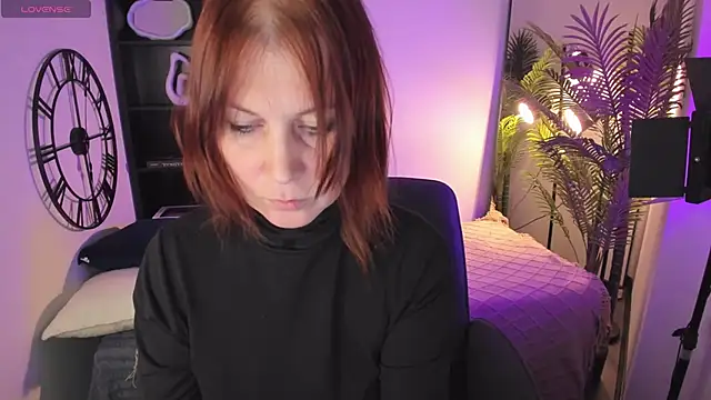 Snapshot of ZoeEast chatting on 10-22-25, 01:54 ZoeEast online show from 10-22-25, 01:54