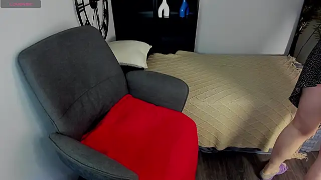 ZoeEast online show from 11-26-25, 01:22