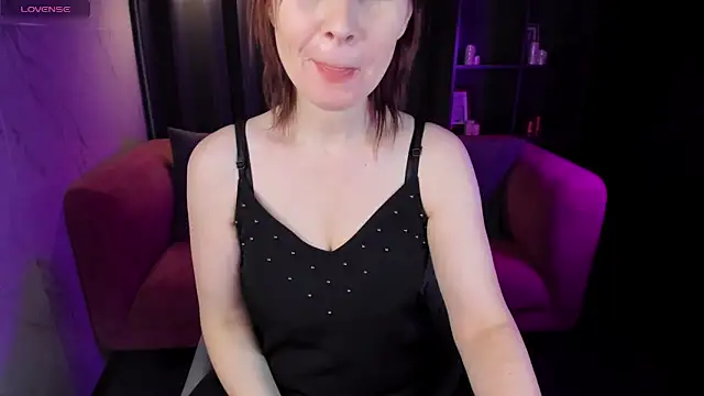 Snapshot of ZoeEast chatting on 12-20-24, 01:33 ZoeEast online show from 12-20-24, 01:33