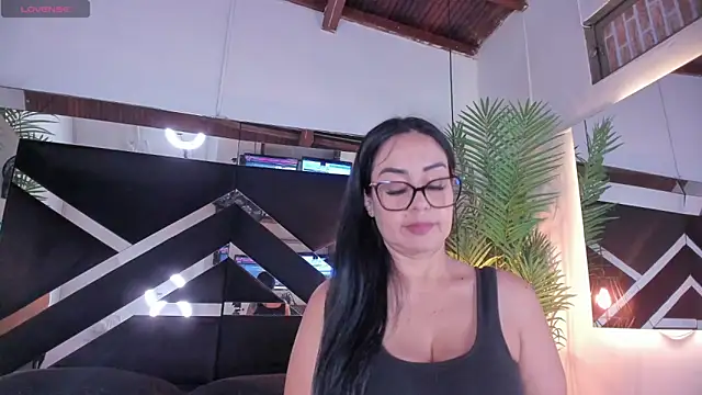 Snapshot of emily-fox chatting on 07-21-26, 11:00 emily-fox online show from 07-21-26, 11:00