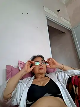 Hotestlove online show from 04-01-26, 01:41