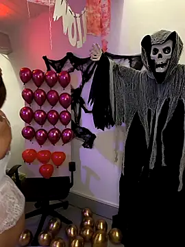 Snapshot of emma4xxx chatting on 10-31-25, 08:27 emma4xxx online show from 10-31-25, 08:27