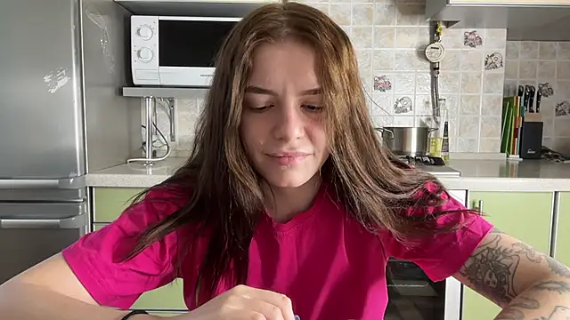 Snapshot of mia___mi chatting on 02-21-25, 02:06 mia mi online show from 02-21-25, 02:06