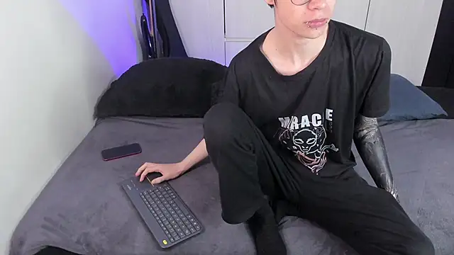 Snapshot of Aventure_Twinks chatting on 01-21-25, 01:43 Aventure Twinks online show from 01-21-25, 01:43