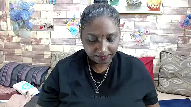 Snapshot of Indian_tracy chatting on 10-11-25, 08:26 Indian tracy online show from 10-11-25, 08:26