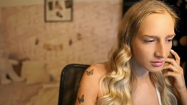 Nicolette  Shea  online show from 10-28-25, 08:35