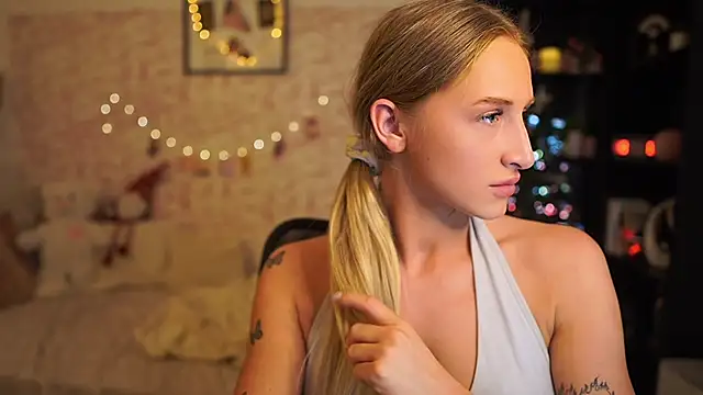 Nicolette  Shea  online show from 12-03-25, 10:03