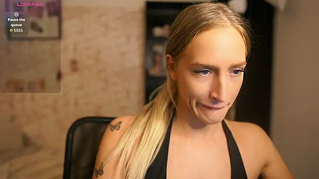 Nicolette  Shea  online show from 10-07-25, 07:53