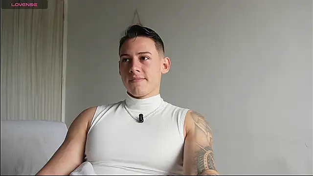 Snapshot of Muscle_King_Cum chatting on 06-19-26, 01:17 Muscle King Cum online show from 06-19-26, 01:17