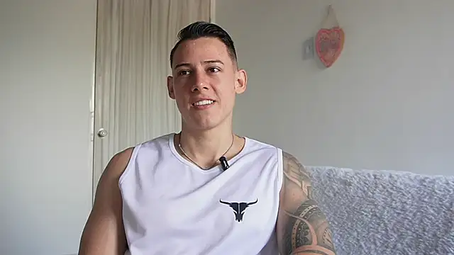 Snapshot of Muscle_King_Cum chatting on 05-15-26, 01:31 Muscle King Cum online show from 05-15-26, 01:31