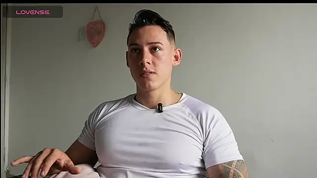 Snapshot of Muscle_King_Cum chatting on 06-18-26, 01:27 Muscle King Cum online show from 06-18-26, 01:27