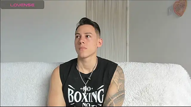 Snapshot of Muscle_King_Cum chatting on 07-10-26, 01:44 Muscle King Cum online show from 07-10-26, 01:44