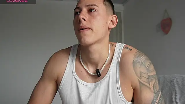 Snapshot of Muscle_King_Cum chatting on 05-21-26, 02:03 Muscle King Cum online show from 05-21-26, 02:03