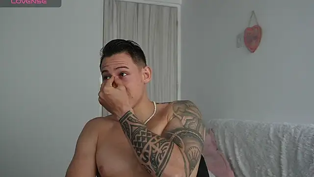 Snapshot of Muscle_King_Cum chatting on 05-25-26, 01:54 Muscle King Cum online show from 05-25-26, 01:54