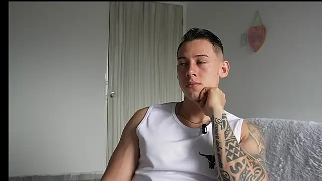 Snapshot of Muscle_King_Cum chatting on 05-13-26, 01:18 Muscle King Cum online show from 05-13-26, 01:18
