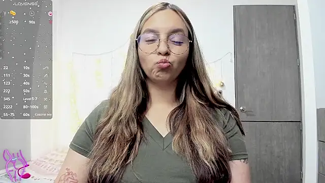 Snapshot of Valery7rose_ chatting on 02-03-25, 10:32 Valery7rose online show from 02-03-25, 10:32