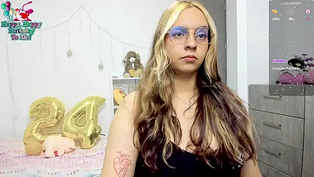 Snapshot of Valery7rose_ chatting on 02-23-25, 11:36 Valery7rose online show from 02-23-25, 11:36