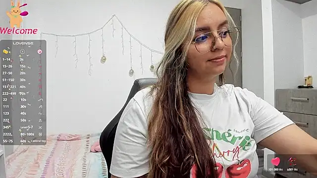 Snapshot of Valery7rose_ chatting on 03-19-25, 10:20 Valery7rose online show from 03-19-25, 10:20
