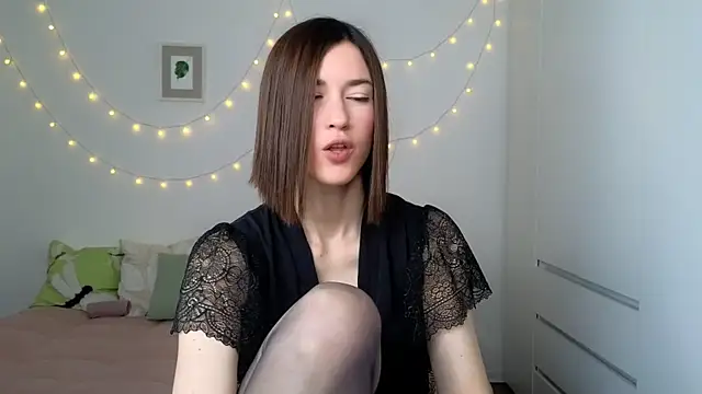 Snapshot of AliciaNewell chatting on 07-20-26, 04:31 AliciaNewell online show from 07-20-26, 04:31