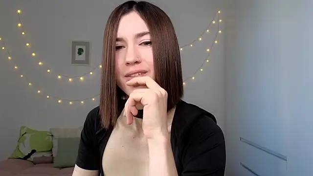 Snapshot of AliciaNewell chatting on 07-17-26, 04:32 AliciaNewell online show from 07-17-26, 04:32