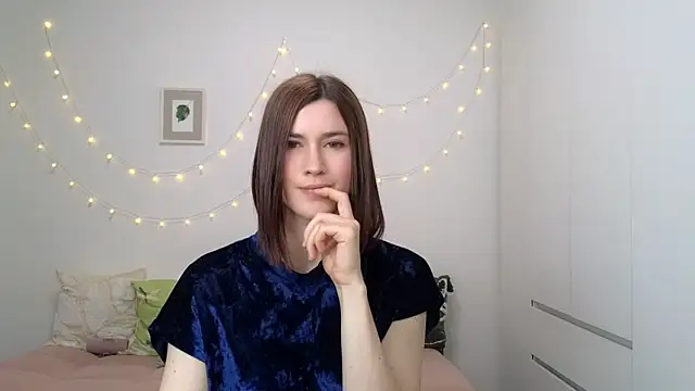 Snapshot of AliciaNewell chatting on 06-13-26, 04:43 AliciaNewell online show from 06-13-26, 04:43