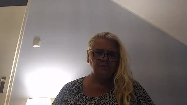 Snapshot of hotladymoon chatting on 07-21-26, 08:43 hotladymoon online show from 07-21-26, 08:43