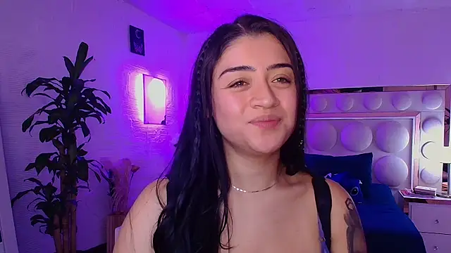 Snapshot of lucianaroy chatting on 10-10-25, 08:31 lucianaroy online show from 10-10-25, 08:31