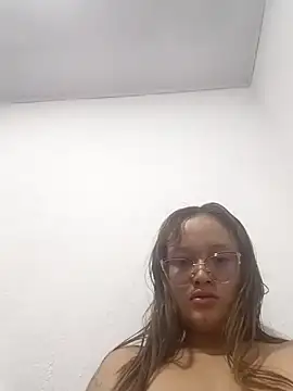Snapshot of lucyy06 chatting on 05-28-26, 04:20 lucyy06 online show from 05-28-26, 04:20
