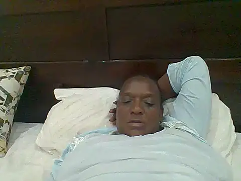 Snapshot of Shaz_brown chatting on 06-17-26, 01:38 Shaz brown online show from 06-17-26, 01:38