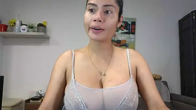 Snapshot of Alondra_fetish chatting on 05-06-26, 01:53 Alondra fetish online show from 05-06-26, 01:53