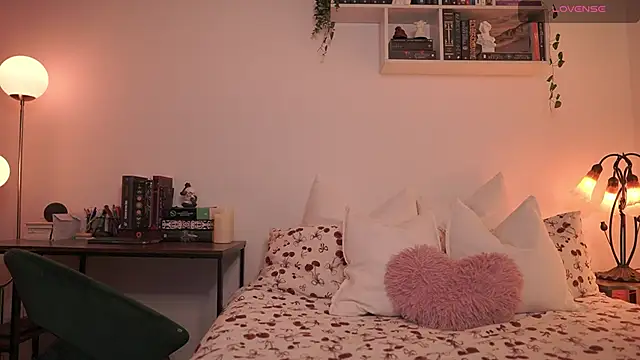 Snapshot of EmilyxRose_- chatting on 03-19-25, 06:01 EmilyxRose - online show from 03-19-25, 06:01