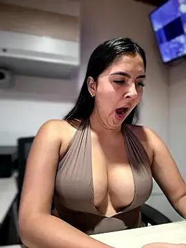 Snapshot of MarianaBenz chatting on 01-16-26, 11:31 MarianaBenz online show from 01-16-26, 11:31