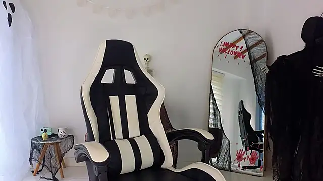 Snapshot of KristennBlue chatting on 10-23-25, 04:16 KristennBlue online show from 10-23-25, 04:16