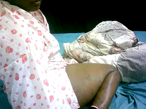 Snapshot of honeypotsweet chatting on 05-21-26, 08:39 honeypotsweet online show from 05-21-26, 08:39