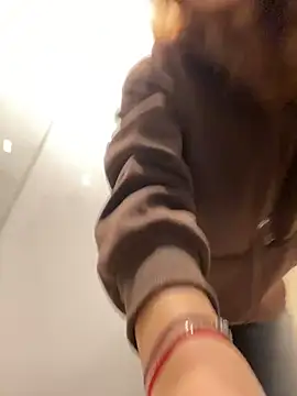 QuitieLia online show from 02-15-26, 01:21