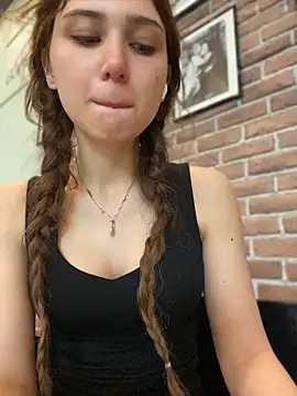 QuitieLia online show from 05-14-26, 07:49