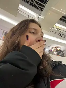 QuitieLia online show from 01-21-25, 03:10