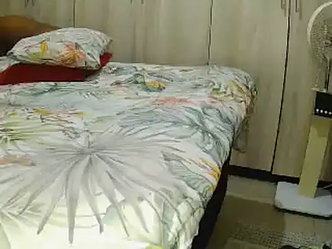 Snapshot of Real1SweetQueen chatting on 06-12-26, 07:17 Real1SweetQueen online show from 06-12-26, 07:17