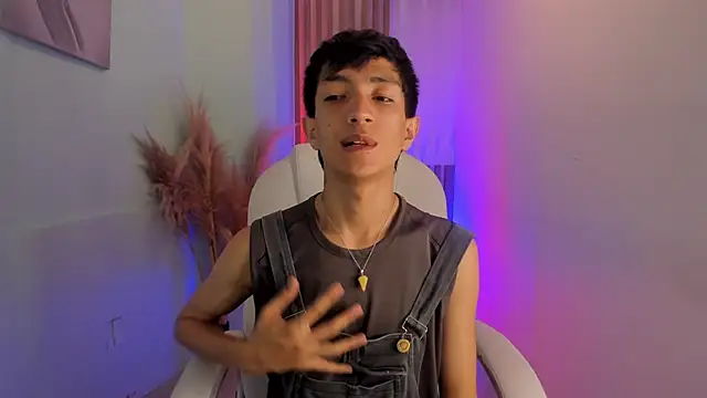 Snapshot of DereckCooperr chatting on 10-22-25, 09:46 DereckCooperr online show from 10-22-25, 09:46